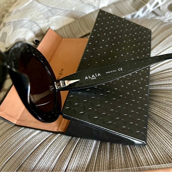 100% Authentic Azzedine Alaïa Round Black Sunglasses, New, $610. - Picture 7 of 14